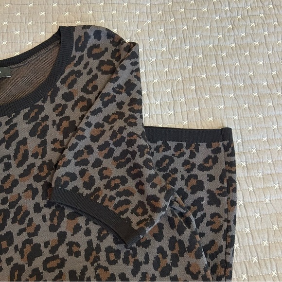Ann Taylor Women’s Black, Gray and Brown Animal Print Sweater Size L - Picture 3 of 5